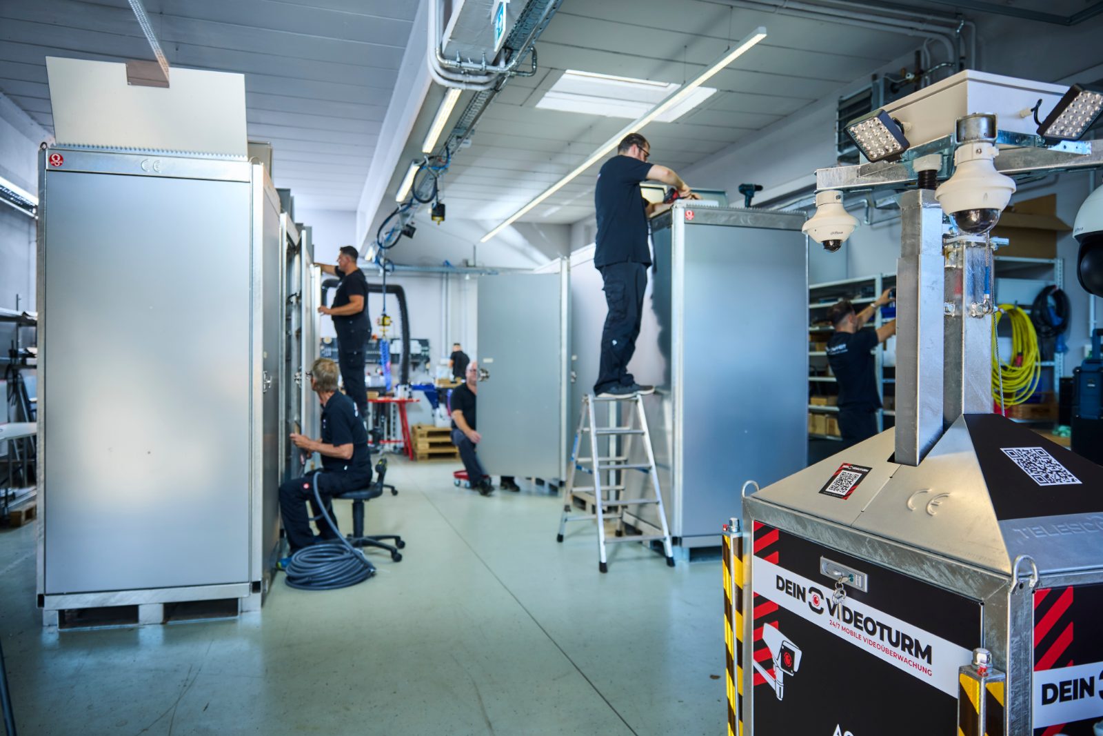 Blick in unsere Fertigung: Mehrere Videotürme entstehen gleichzeitig – von der Rohbox bis zum einsatzbereiten Turm.