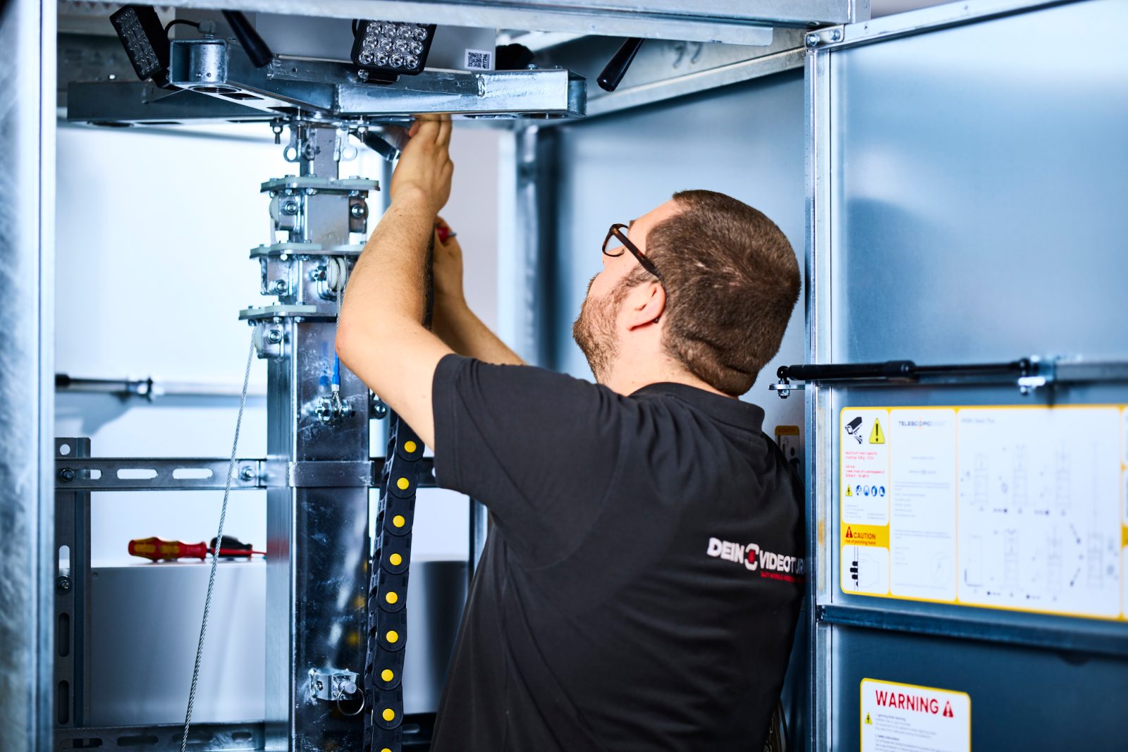 Montage des Teleskopmasts – LED-Fluter, Kameraträger und Energiekette im Detail.