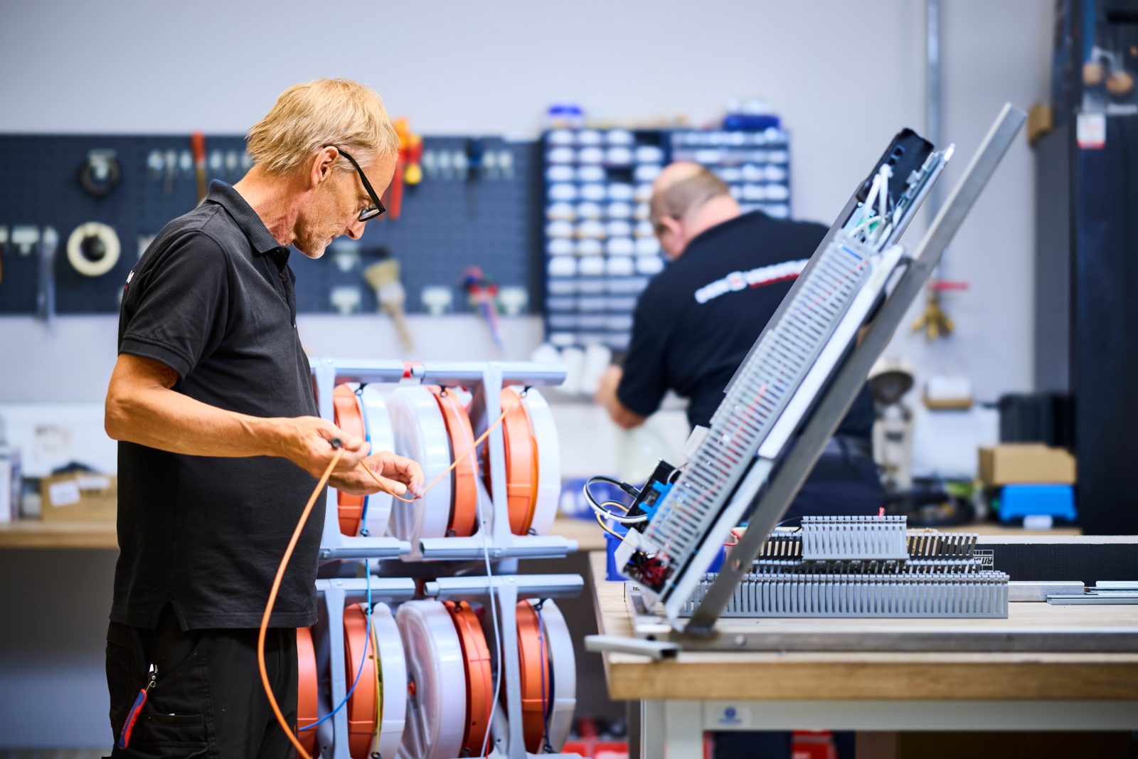 Präzise Verkabelung und Elektronik-Aufbau nach VDE- und DIN-Vorschriften.
