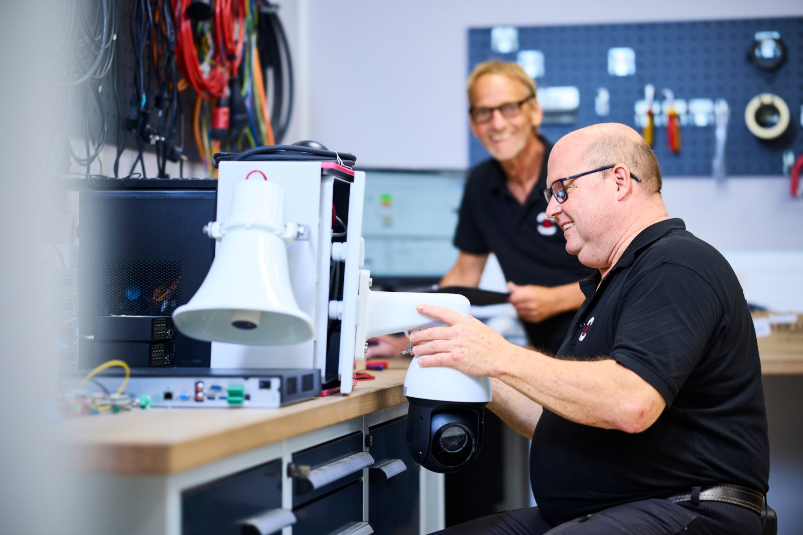PTZ-Kamera, Lautsprecher für die Live-Ansprache und Netzwerktechnik werden montiert und geprüft.